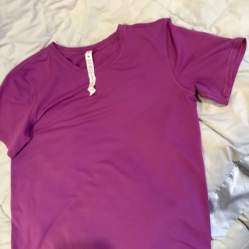 Lululemon Sun Shelter Short Sleeve Rash Guard in Marvel, Size 6- Small/Medium